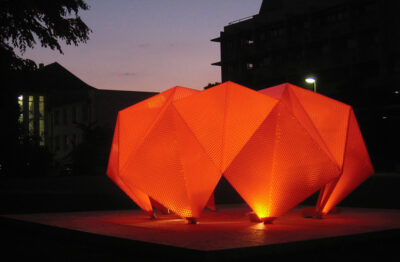 Moxie Surfaces - Bild 12 Kunststoff Faltwerk bei Nacht 1